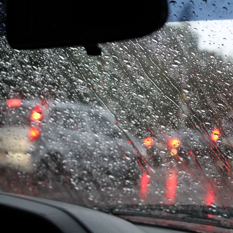 Cum sa conduci pe ploaie